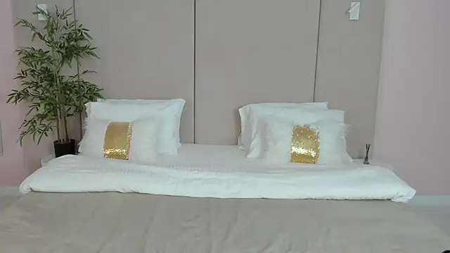 KiraHolli online show from October 16, 3:04 am