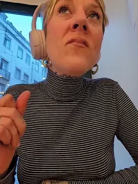 sarahpearlx online show from December 22, 4:51 pm