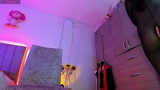 hot Dariana pantyhose online show from April 5, 1:51 pm