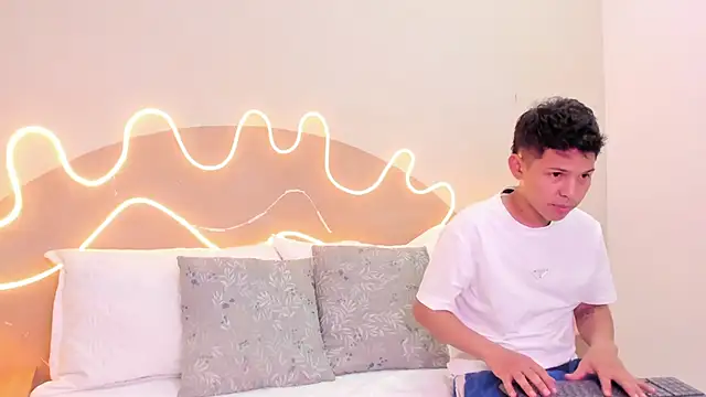 Enrrixxx  online show from November 5, 12:25 am