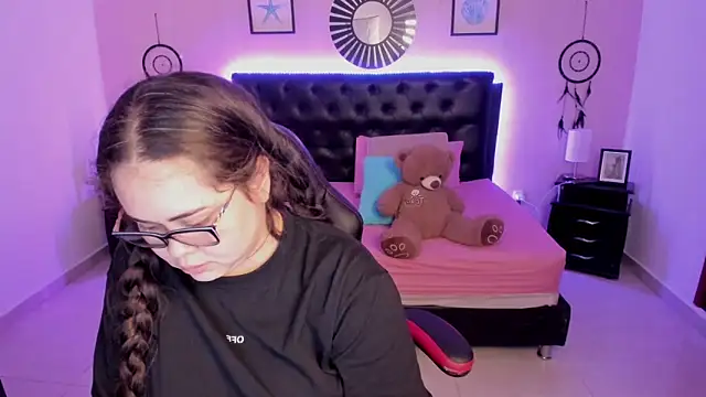 LolaVillalobos online show from February 4, 12:00 pm