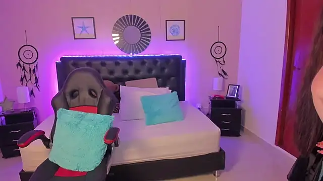 LolaVillalobos online show from February 7, 1:30 pm