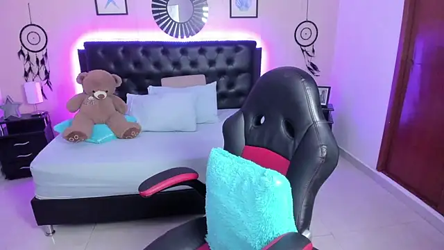 LolaVillalobos online show from March 3, 11:50 am