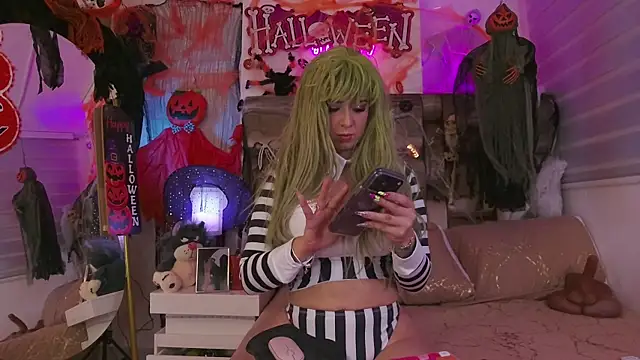 Snapshot of XXMILE chatting on October 22, 11:20 am XXMILE online show from October 22, 11:20 am