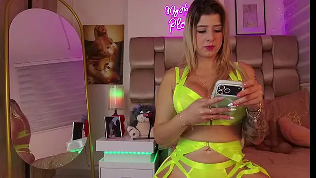 Snapshot of XXMILE chatting on November 18, 11:57 am XXMILE online show from November 18, 11:57 am