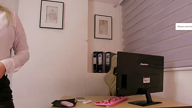 Snapshot of XXMILE chatting on November 9, 11:36 am XXMILE online show from November 9, 11:36 am