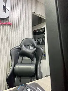 megvibes online show from February 13, 9:15 pm