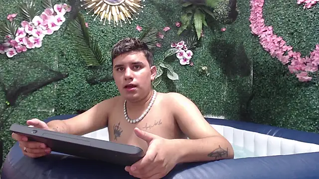 DavilANDkevin2 online show from November 1, 3:02 am