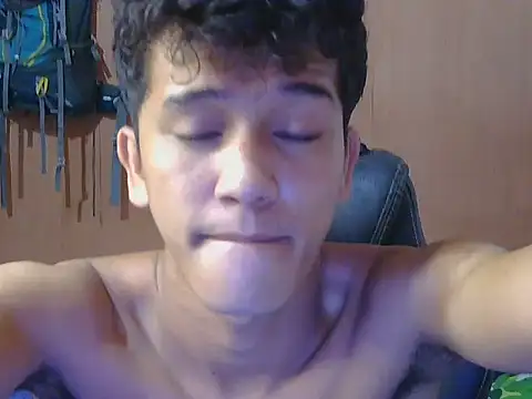 Snapshot of kenbigcockxx chatting on December 21, 10:54 pm kenbigcockxx online show from December 21, 10:54 pm