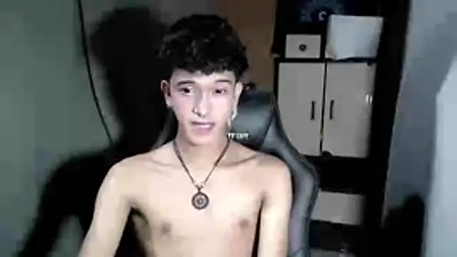 Snapshot of kenbigcockxx chatting on November 17, 3:49 pm kenbigcockxx online show from November 17, 3:49 pm