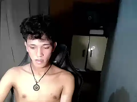 Snapshot of kenbigcockxx chatting on October 26, 8:04 am kenbigcockxx online show from October 26, 8:04 am