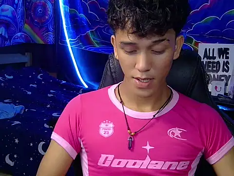 Snapshot of kenbigcockxx chatting on July 15, 1:29 pm kenbigcockxx online show from July 15, 1:29 pm