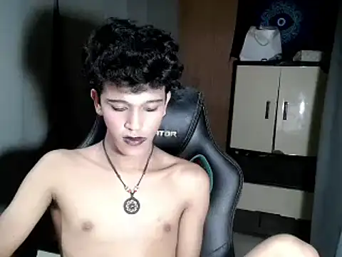 Snapshot of kenbigcockxx chatting on November 10, 5:18 pm kenbigcockxx online show from November 10, 5:18 pm