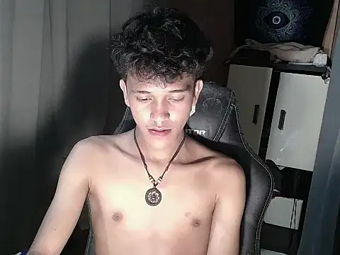Snapshot of kenbigcockxx chatting on October 22, 6:51 pm kenbigcockxx online show from October 22, 6:51 pm
