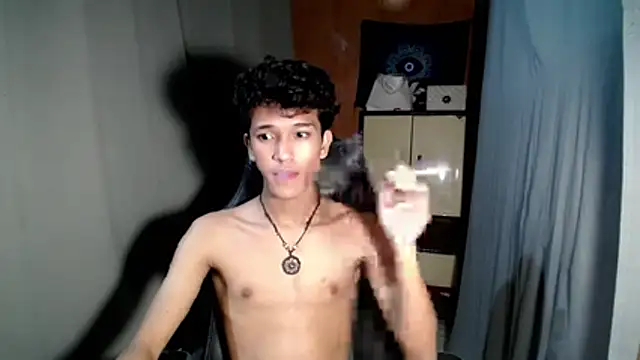 Snapshot of kenbigcockxx chatting on November 11, 6:14 pm kenbigcockxx online show from November 11, 6:14 pm