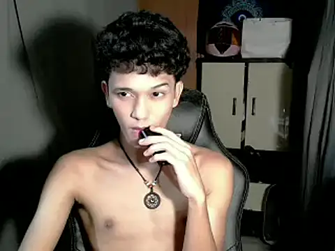 Snapshot of kenbigcockxx chatting on November 23, 6:29 pm kenbigcockxx online show from November 23, 6:29 pm