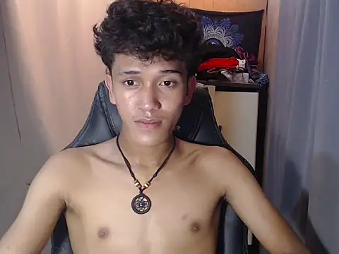 Snapshot of kenbigcockxx chatting on October 20, 8:26 am kenbigcockxx online show from October 20, 8:26 am