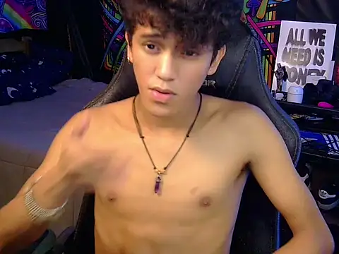 Snapshot of kenbigcockxx chatting on June 23, 3:37 am kenbigcockxx online show from June 23, 3:37 am