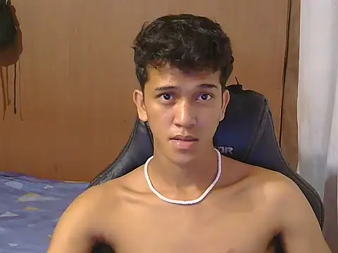 Snapshot of kenbigcockxx chatting on December 18, 11:41 pm kenbigcockxx online show from December 18, 11:41 pm