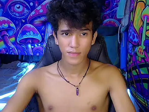 Snapshot of kenbigcockxx chatting on June 17, 6:13 am kenbigcockxx online show from June 17, 6:13 am