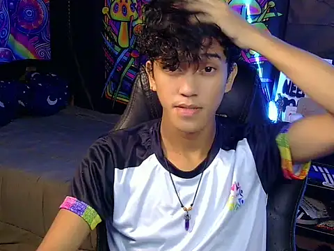 Snapshot of kenbigcockxx chatting on July 2, 6:14 pm kenbigcockxx online show from July 2, 6:14 pm
