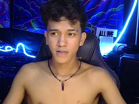 Snapshot of kenbigcockxx chatting on July 20, 5:48 am kenbigcockxx online show from July 20, 5:48 am