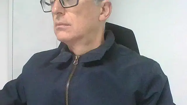 Snapshot of Sensor2000 chatting on December 15, 7:47 am Sensor2000 online show from December 15, 7:47 am