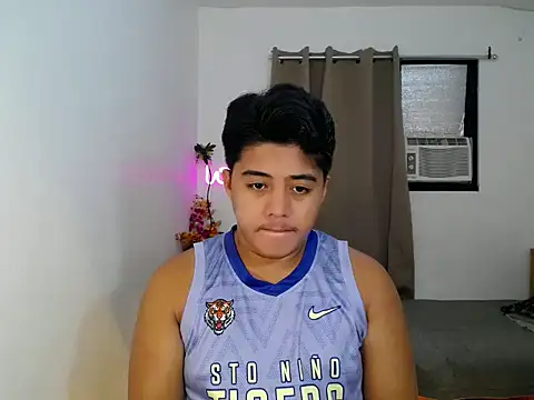 Hugecock2hundle intown online show from November 24, 7:30 am