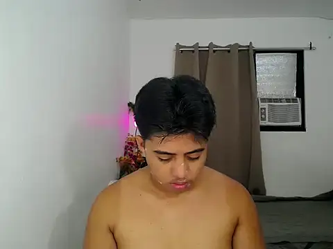 Hugecock2hundle intown online show from November 14, 1:37 pm