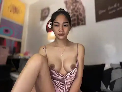 HoleeLaura online show from November 6, 6:45 pm