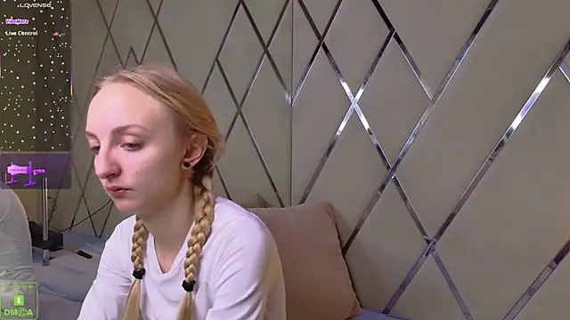 Snapshot of maya_snow chatting on December 17, 5:23 am maya snow online show from December 17, 5:23 am