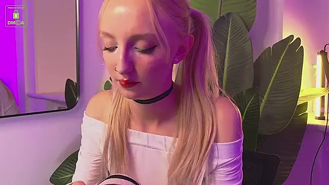 Snapshot of maya_snow chatting on October 15, 8:28 pm maya snow online show from October 15, 8:28 pm