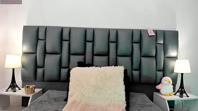 Snapshot of valeriasweet_ chatting on December 2, 6:53 pm valeriasweet online show from December 2, 6:53 pm