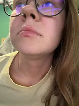 Snapshot of _CherryBloom_ chatting on September 9, 1:09 pm  CherryBloom  online show from September 9, 1:09 pm