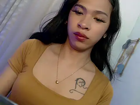 Snapshot of Annaloula chatting on April 10, 10:22 am Annaloula online show from April 10, 10:22 am