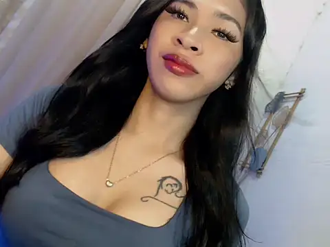 Snapshot of Annaloula chatting on May 4, 4:32 pm Annaloula online show from May 4, 4:32 pm