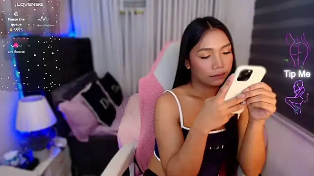 Snapshot of naughtyjayde chatting on April 28, 2:27 am naughtyjayde online show from April 28, 2:27 am