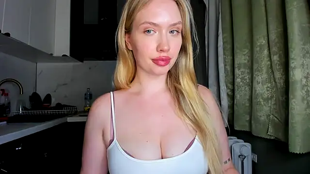 Snapshot of NicoleRiccii chatting on October 5, 8:10 pm NicoleRiccii online show from October 5, 8:10 pm