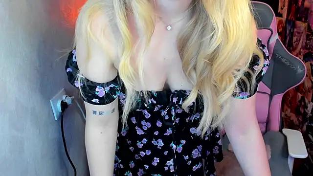 NicoleRiccii online show from December 13, 8:04 pm