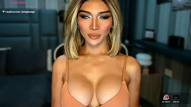 Snapshot of Huntress_xxx chatting on February 4, 2:17 am Huntress xxx online show from February 4, 2:17 am