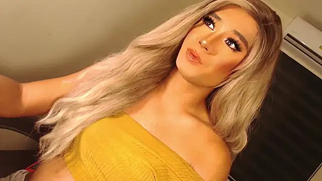 SissifyMeNow online show from October 25, 4:18 pm