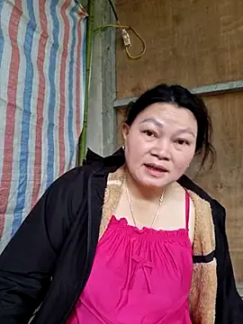 Snapshot of yoowwmr chatting on October 31, 2:30 am yoowwmr online show from October 31, 2:30 am