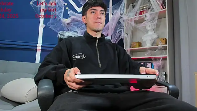 Snapshot of etham_wolf_ chatting on October 17, 2:19 pm etham wolf online show from October 17, 2:19 pm