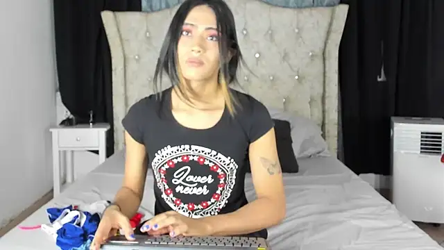 Snapshot of aleja_spearsx chatting on June 20, 12:10 pm aleja spearsx online show from June 20, 12:10 pm
