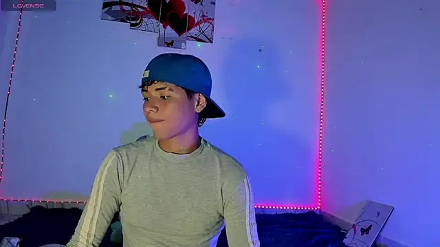 Snapshot of Jostin18 chatting on May 24, 9:47 pm Jostin18 online show from May 24, 9:47 pm