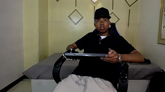 Snapshot of CollemanStone chatting on December 16, 4:39 am CollemanStone online show from December 16, 4:39 am