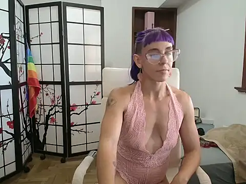 Snapshot of MitzieDupr chatting on February 13, 7:14 pm MitzieDupr online show from February 13, 7:14 pm