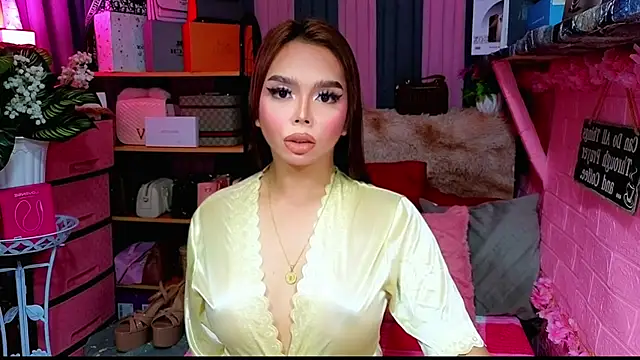 Snapshot of MoniqueCeleste chatting on November 15, 2:48 am MoniqueCeleste online show from November 15, 2:48 am