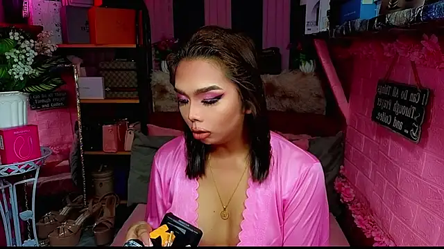 Snapshot of MoniqueCeleste chatting on November 23, 4:33 am MoniqueCeleste online show from November 23, 4:33 am