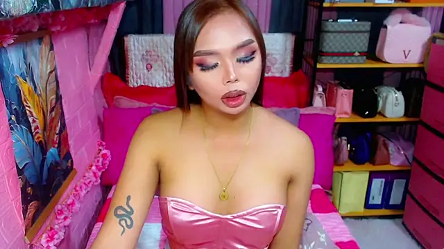 Snapshot of MoniqueCeleste chatting on October 4, 5:25 pm MoniqueCeleste online show from October 4, 5:25 pm